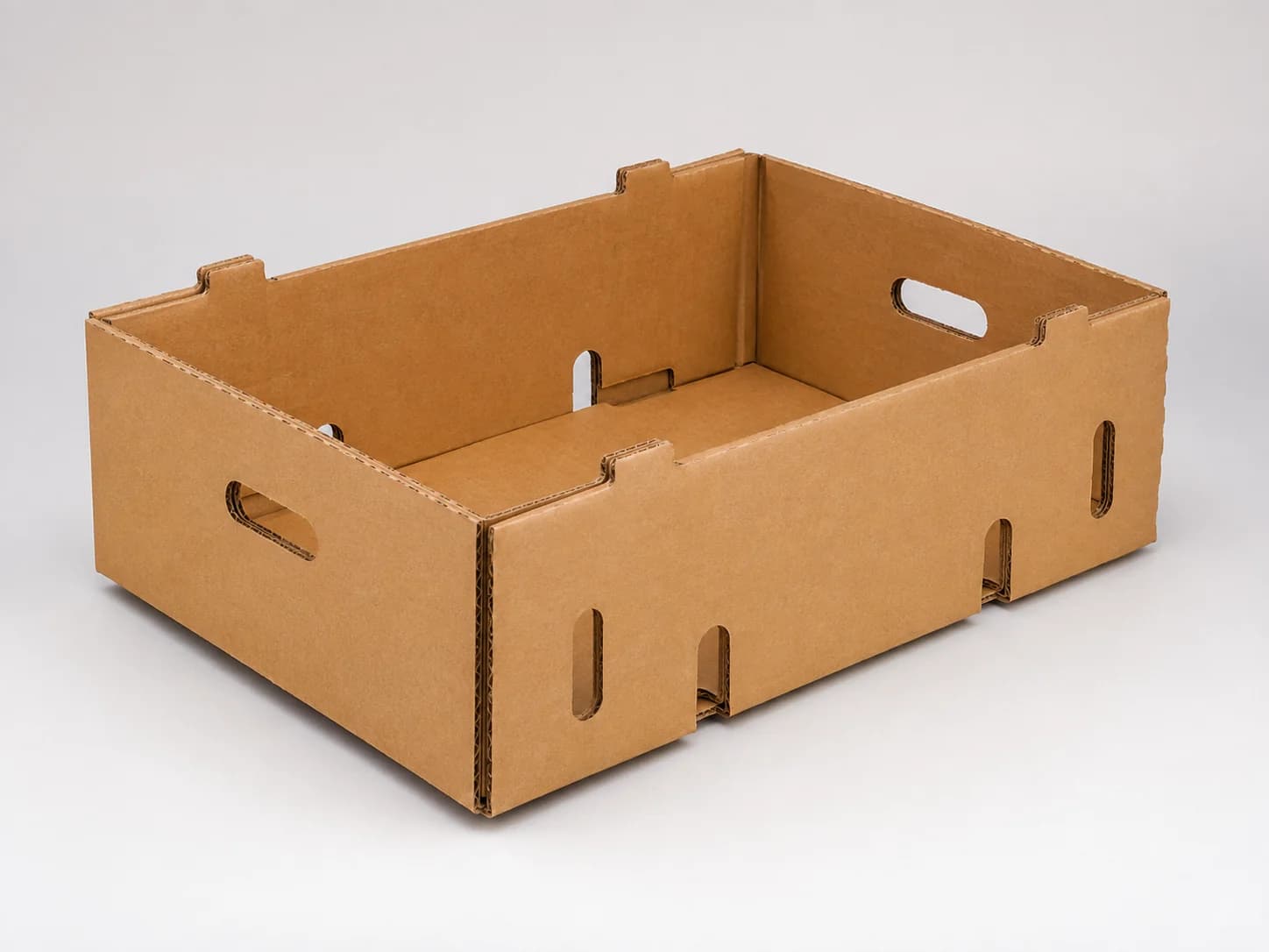 Caja agrícola de cartón corrugado de alta resistencia sobre fondo neutro.
